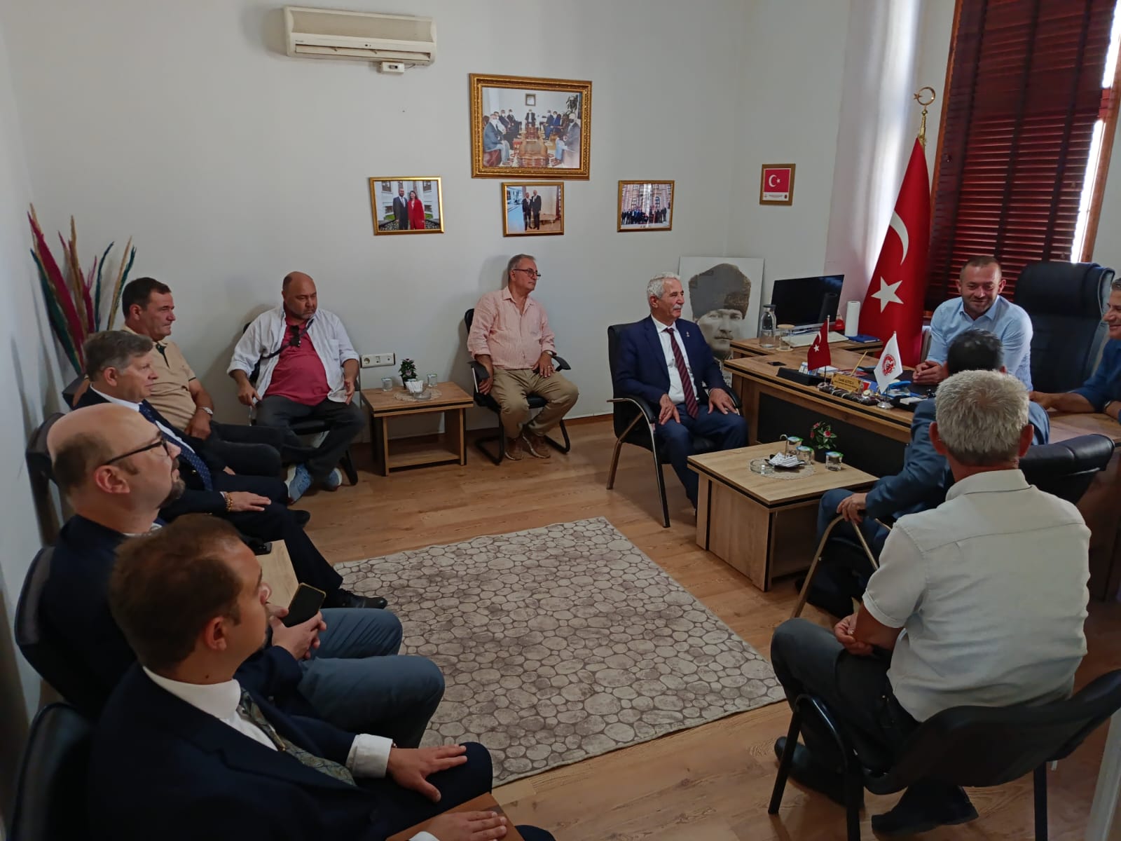 Zafer Partisi heyetiyle Edirne'de temaslarda bulunan Genel Başkan Yardımcısı Nihat Babaözü, kentin tarımsal stratejik önemine dikkat çekerek hem iktidarın hem de mevcut muhalefetin halkın beklentilerine cevap veremediğini ve memleketin bir borç düzenine sürüklendiğini söyledi.